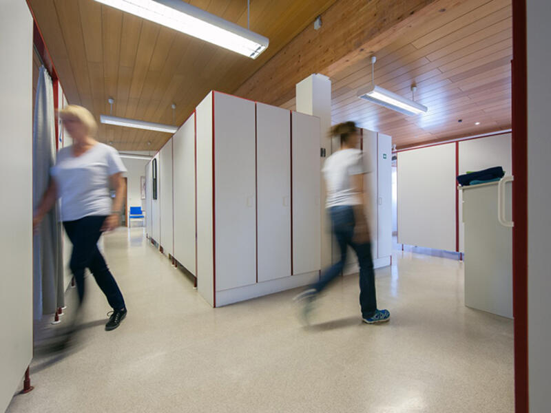 Team in Bewegung in den Räumlichkeiten